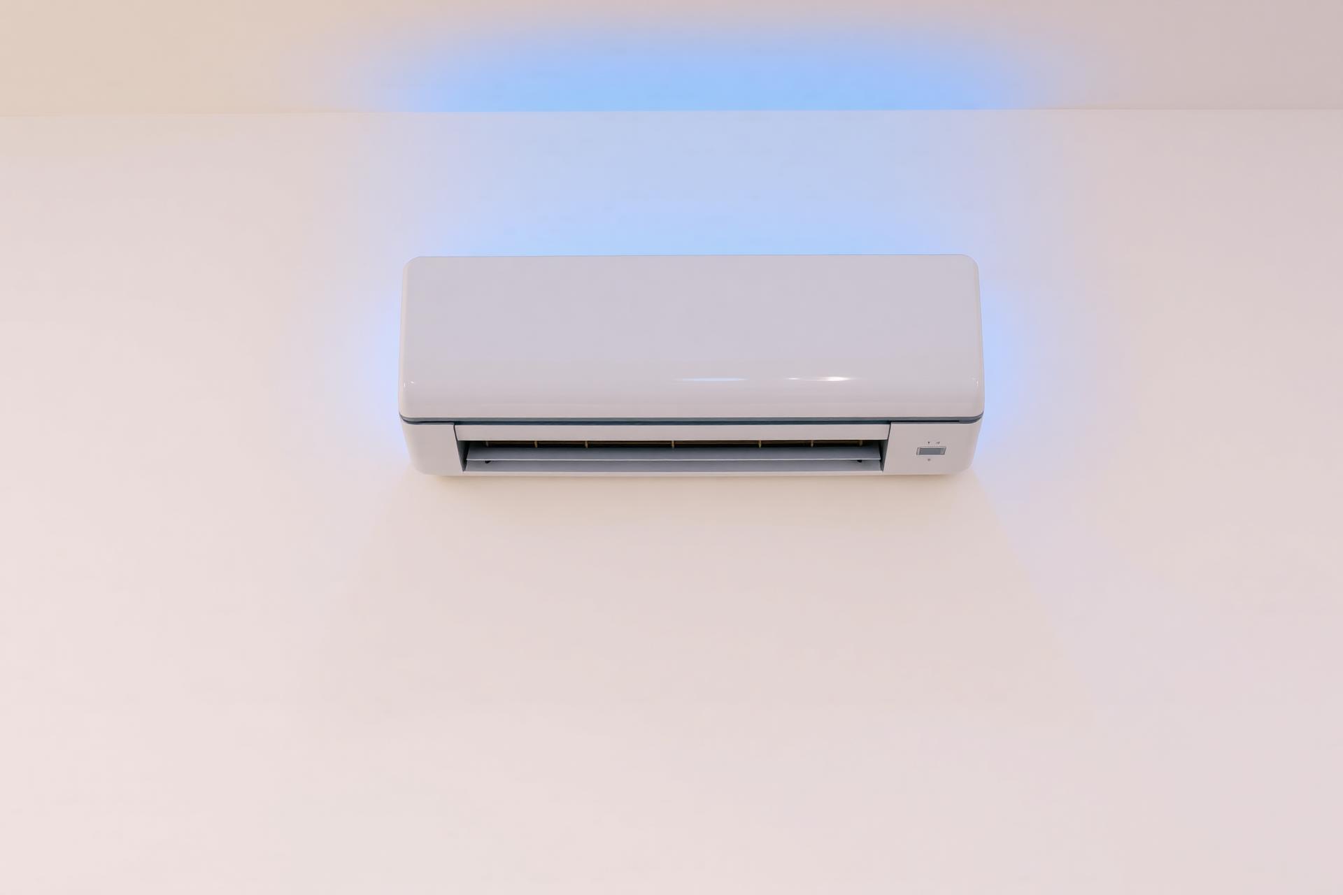 Ar condicionado split moderno em ambiente residencial